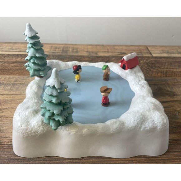 A Charlie Brown Peanuts Christmas Skating Pond Music & Motion 2007 Snoopy Used - Picture 6 of 16